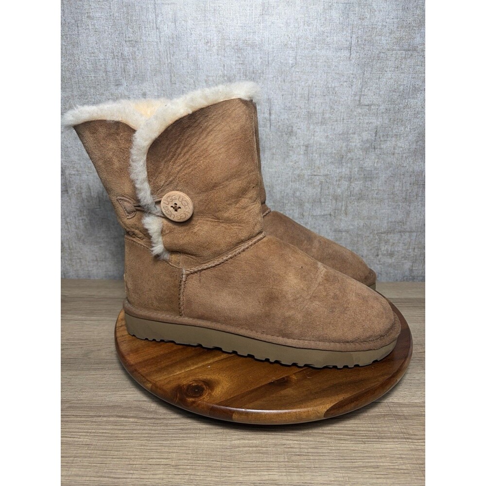 UGG Australia Women’s Bailey Button II Chestnut Size US 10 Winter Fall Shoes